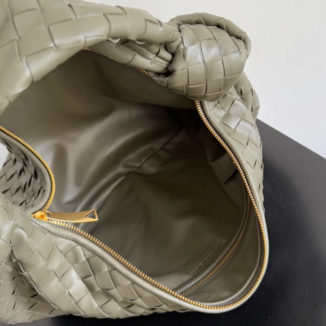 Batch 1860 #BV 𝗝𝗢𝗗𝗜𝗘# Street style’s new favorite fashionable large size 𝙟𝙤𝙙𝙞𝙚 It’s coming, it’s coming, it’s really coming! I have always thought that knitted BV is old-fashioned, until I met it - 𝙟𝙤𝙙𝙞𝙚, I realized that the original classic knitting elements and the new knot element design can be so fashionable! I have to admire Daniel Lee’s design talent! Large capacity to meet daily needs! Fashionable and versatile, it’s perfect for concave shapes, take it out to hit the streets! Size: 48*40*16 Style No. #600261